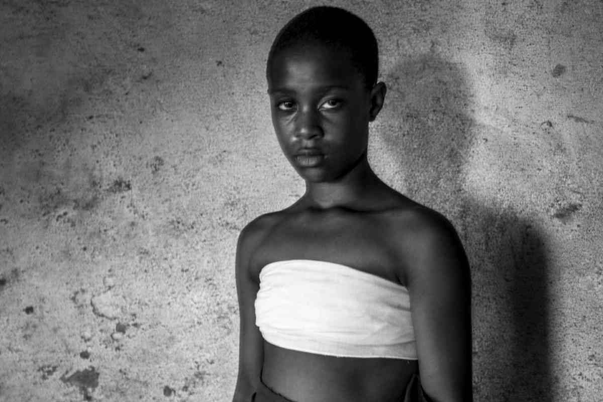 Milioni di bambine africane vittime dello stiramento del seno