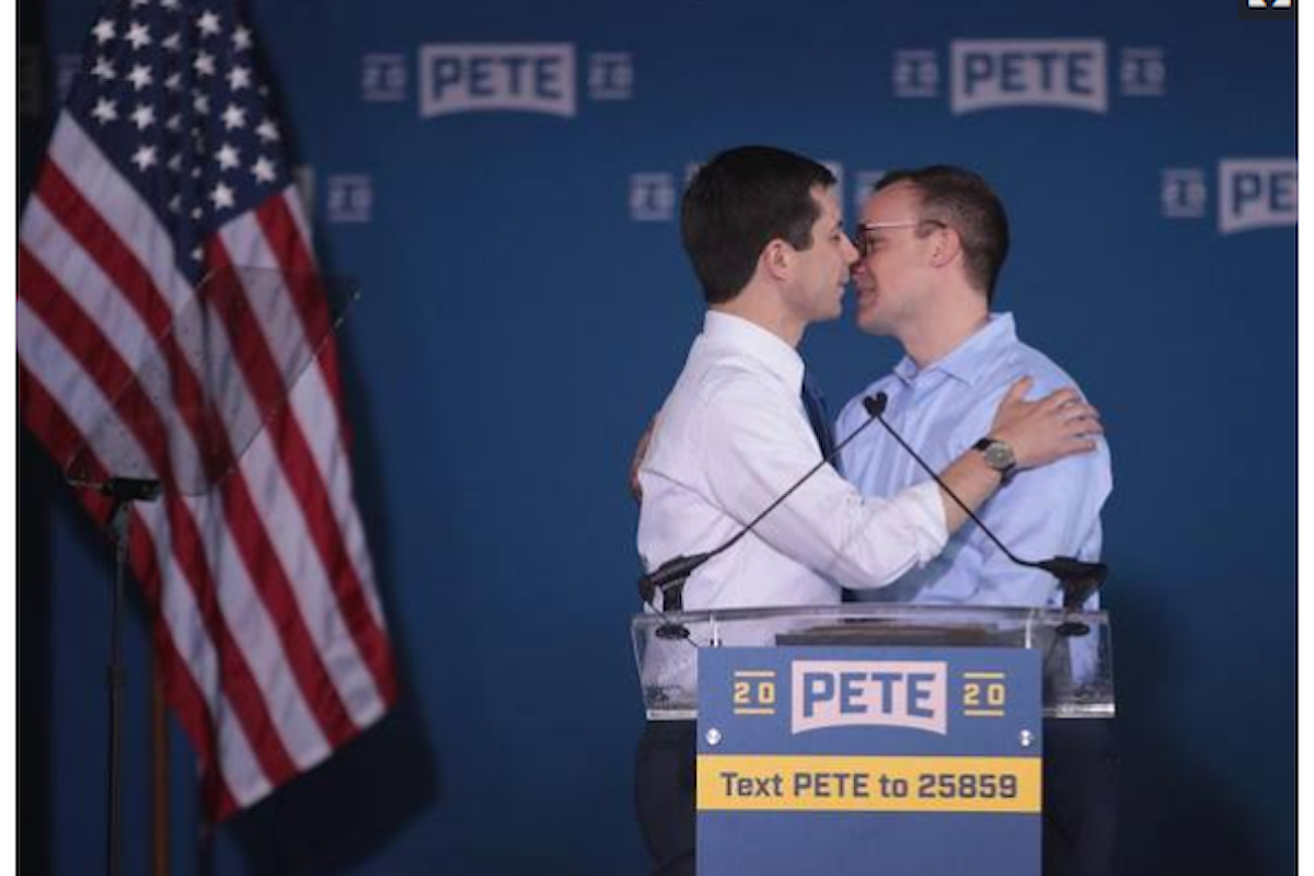 Presidenziali USA 2020. Un bacio gay sconvolge gli omofobi