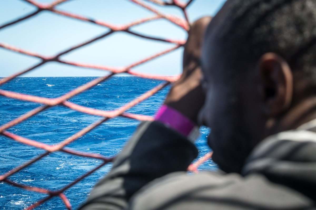 Dalla Sea-Watch sono state fatte sbarcare le famiglie presenti a bordo e una donna ferita