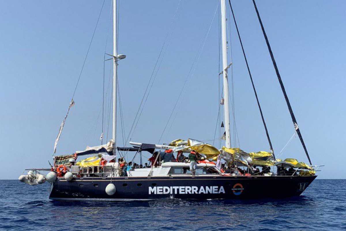 La Alex si dirige a Lampedusa e attracca nel porto dell'isola dopo aver dichiarato lo stato di necessità per carenza d'acqua dolce