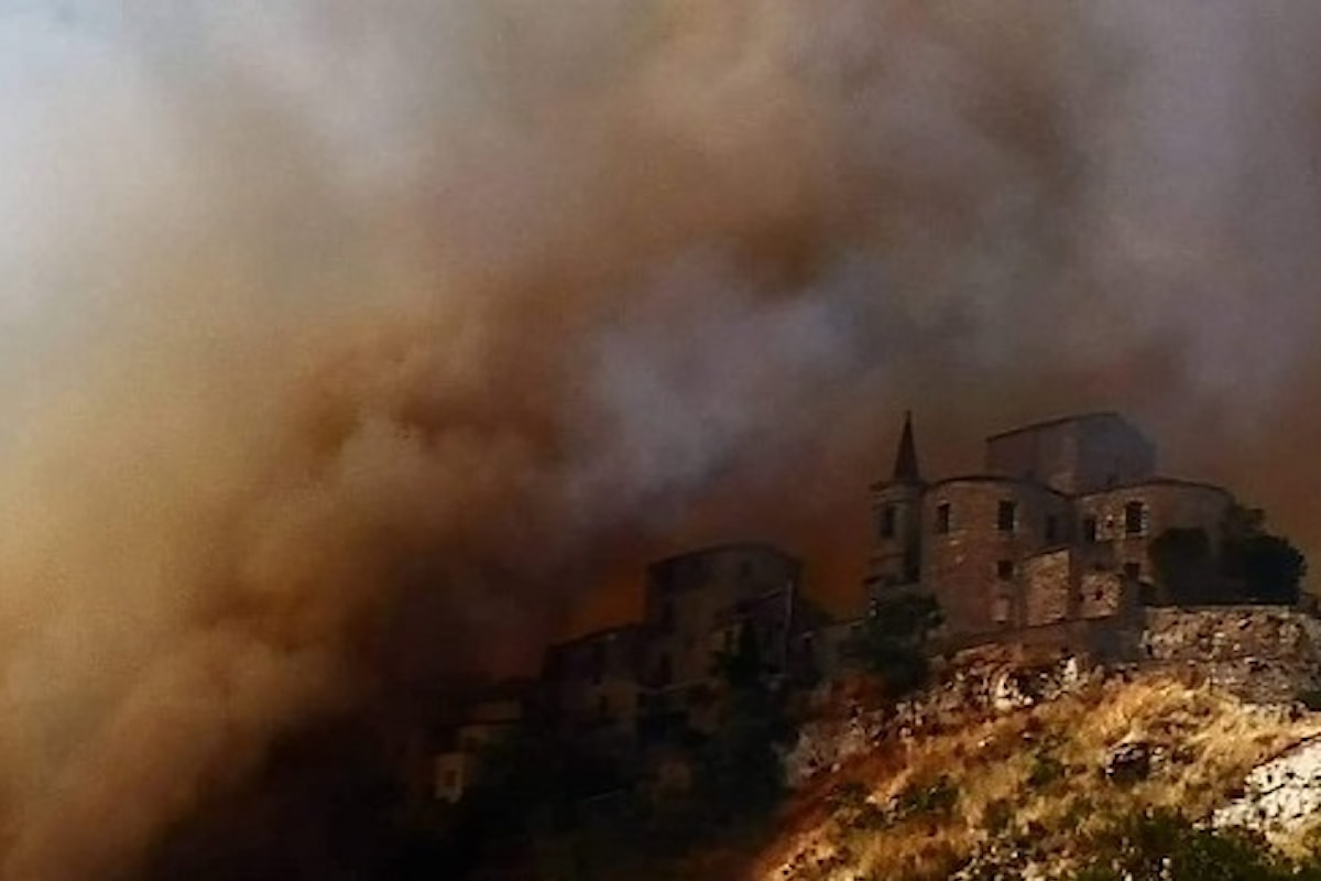Petralia Soprana assediata dalle fiamme. Il Borgo più bello d'Italia ha vissuto momenti di paura