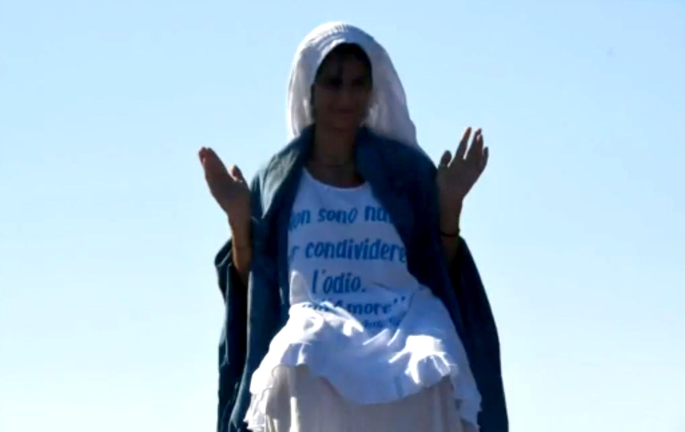 La Madonna a Marina di Massa per ricordare che è nata non per condividere l'odio ma l'amore