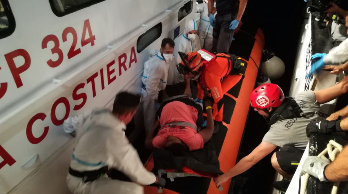 Dalla Open Arms, che si trova davanti a Lampedusa, sbarcate due donne incinte