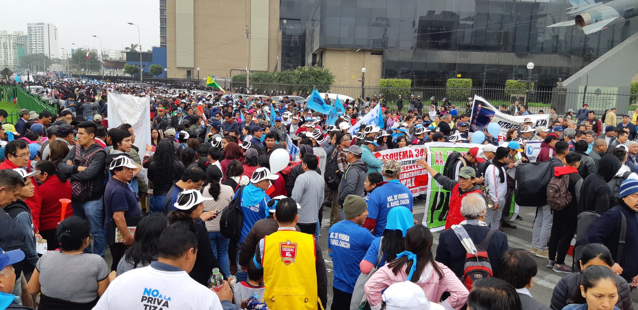 Marchan en Perú contra la privatización de Sedapal