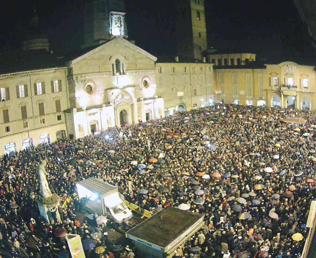 Le sardine pensanti riempiono le piazze di Perugia e Reggio Emilia