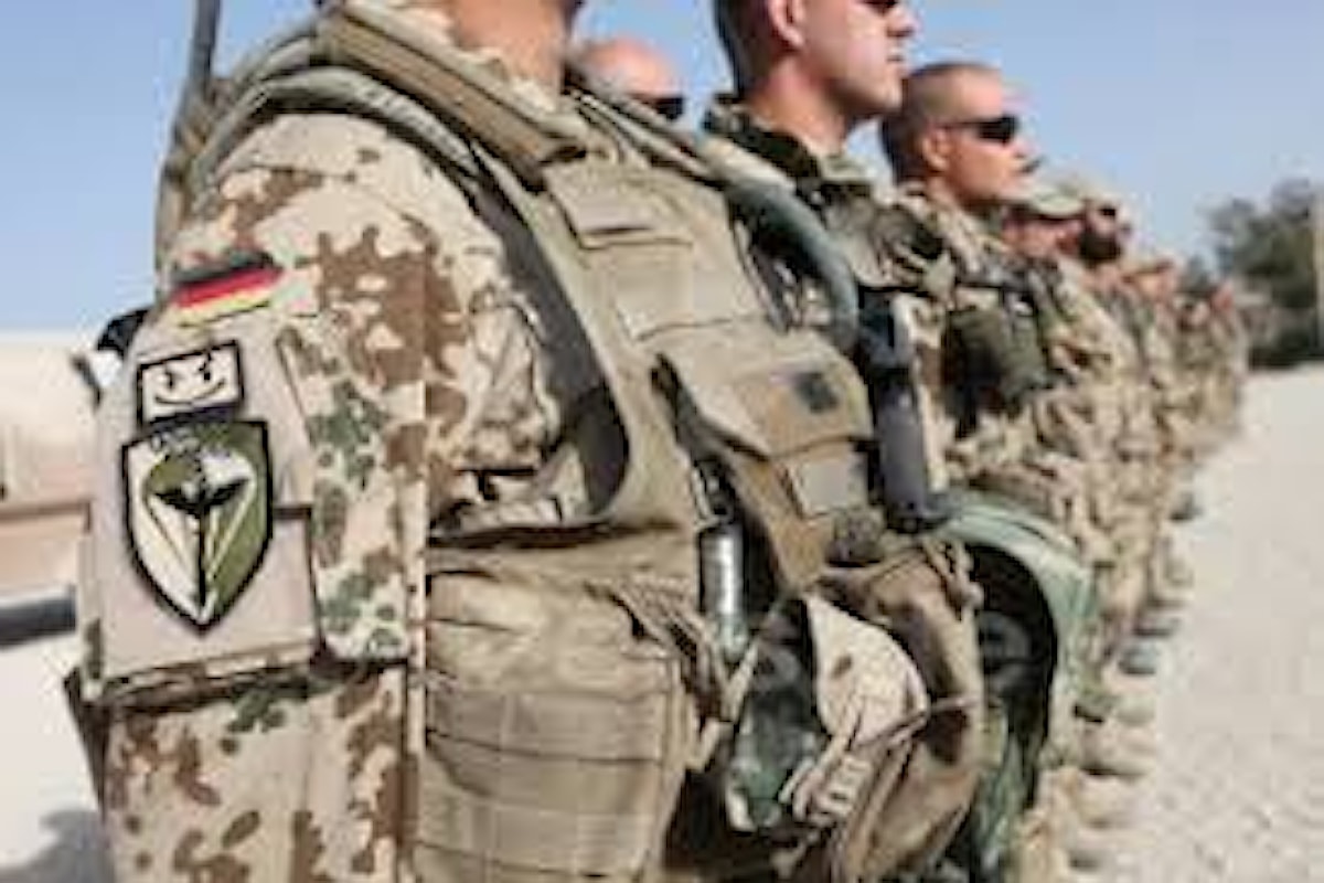 Germania, militare tedesco rifiuta di stringere la mano alle colleghe: congedato