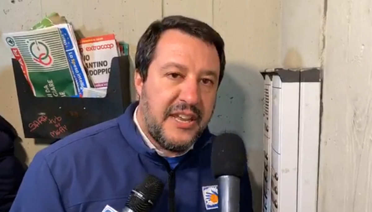 Bologna, Salvini suona ai citofoni di famiglie straniere per domandare: Lei spaccia?