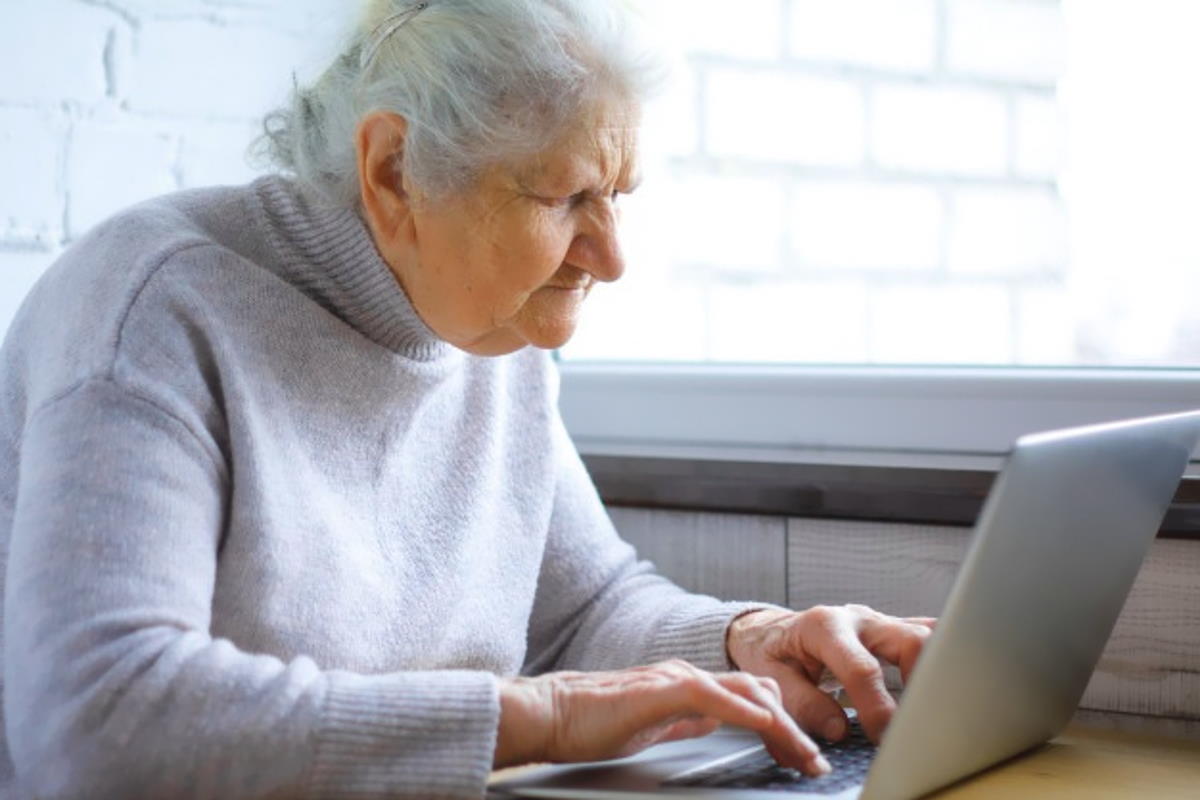 Gli anziani e la tecnologia: come aiutarli a stare connessi e sicuri durante la pandemia