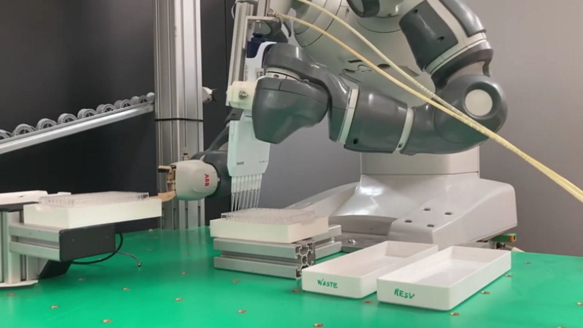 Test Covid automatizzati gestiti da un robot ideato al Politecnico di Milano: due braccia in più per eseguire i test sierologici