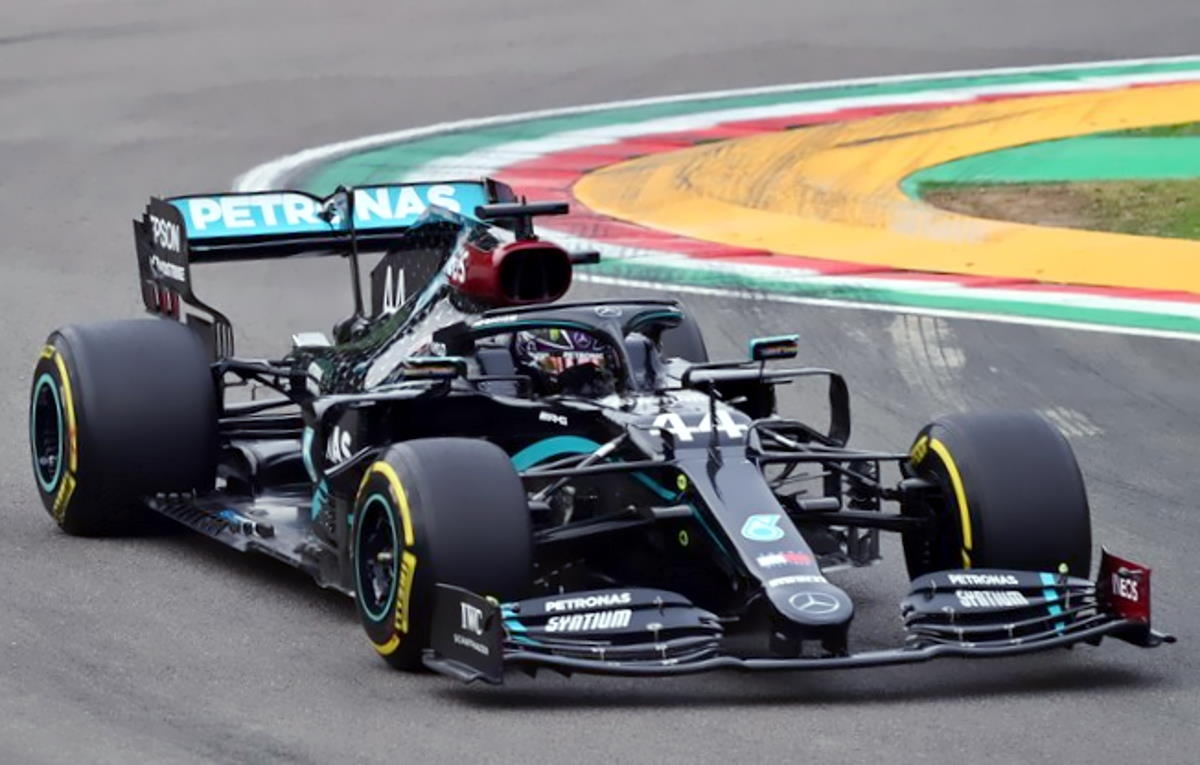 Formula 1, a Imola è ancora Hamilton a tagliare per primo il traguardo. La Mercedes è campione del mondo costruttori per la 7ª volta di fila
