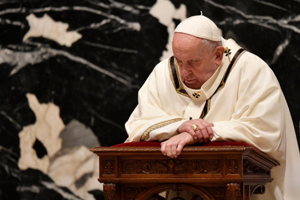 Papa Francesco nella Messa della Notte di Natale chiede di rivolgere lo sguardo alle persone in difficoltà