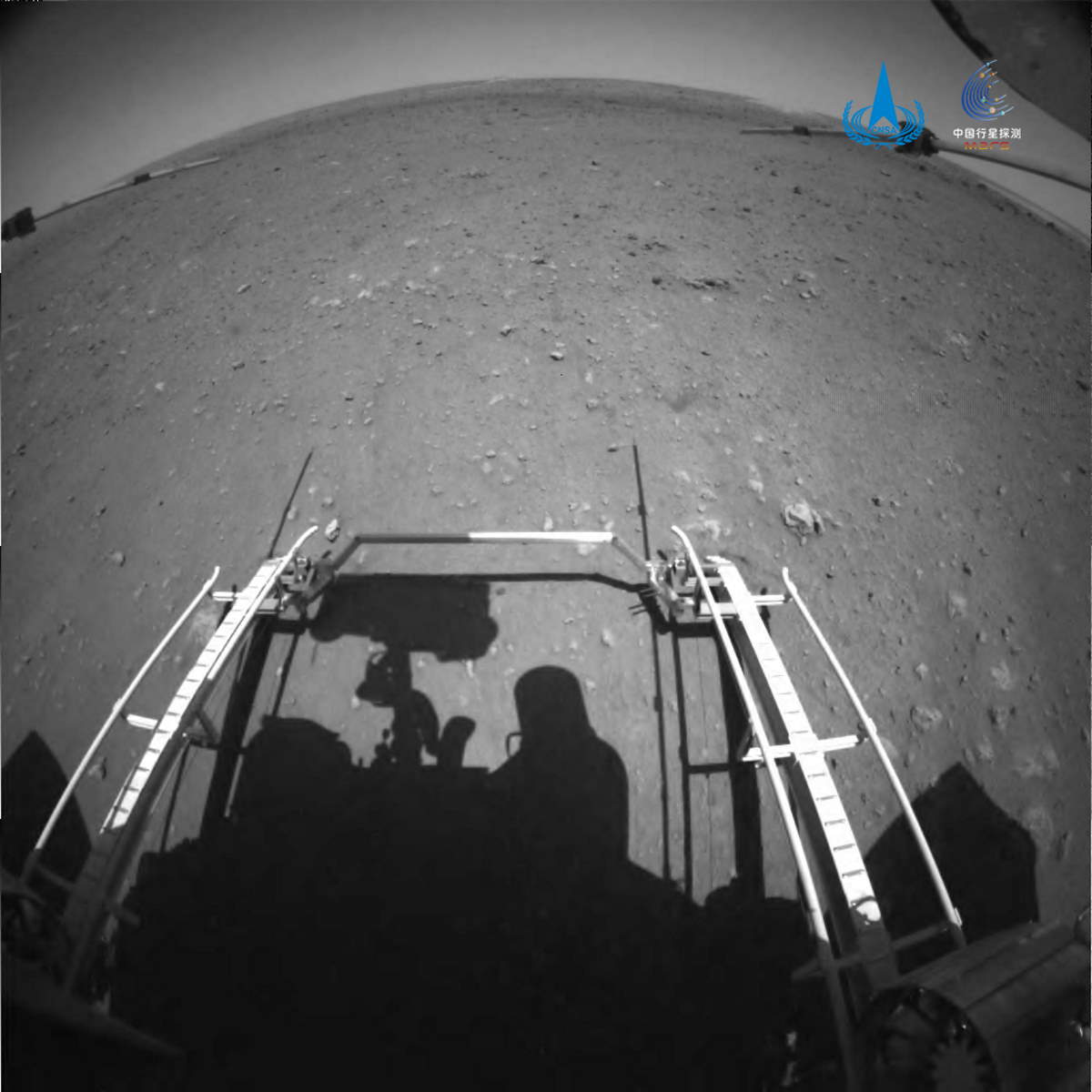 Il rover Zhu Rong ha abbandonato la piattaforma di atterraggio ed ha iniziato la sua missione di esplorazione del pianeta Marte