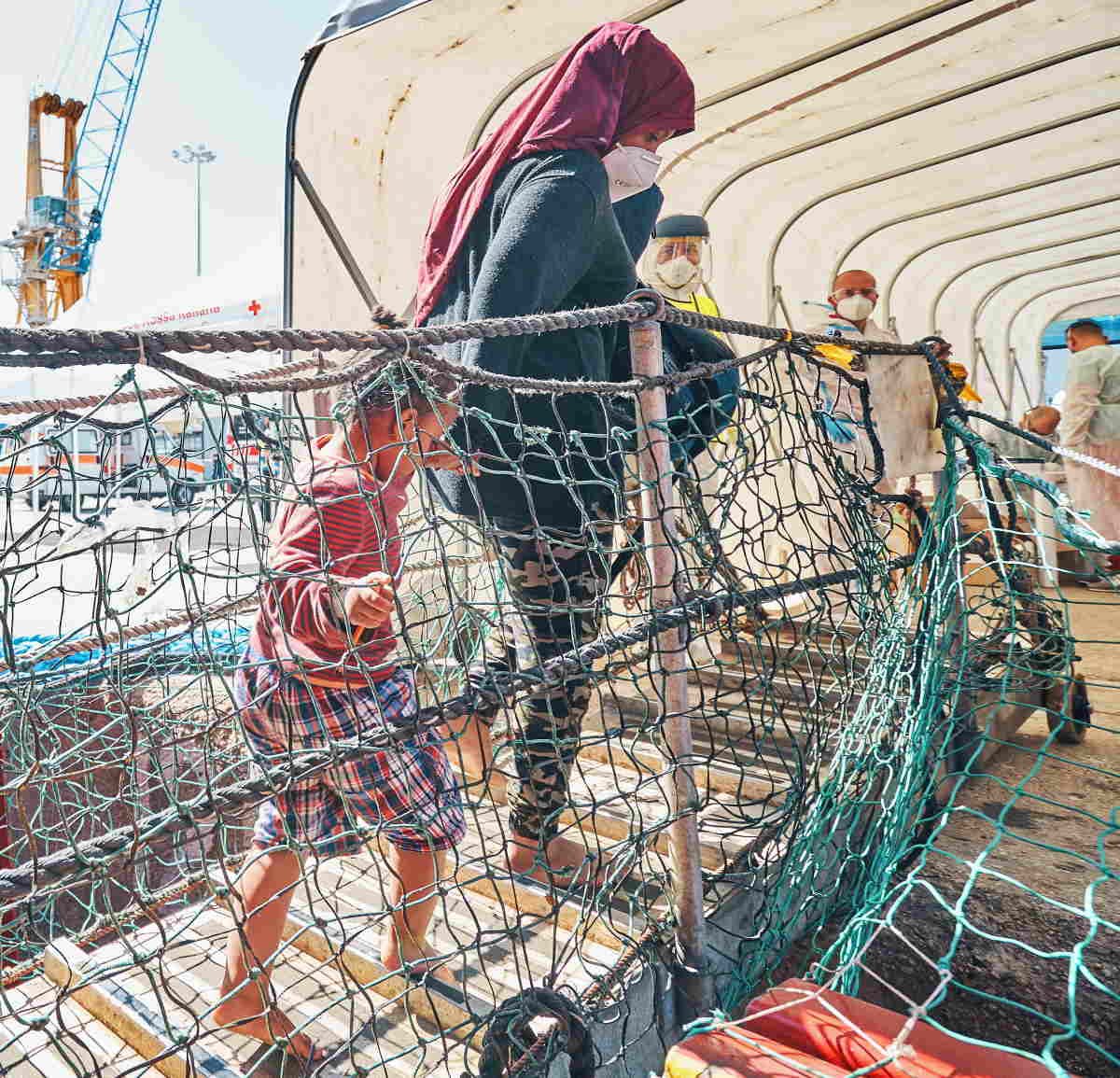 Sbarcati a Pozzallo gli oltre 400 migranti della Sea-Eye. A bordo anche 160 minori
