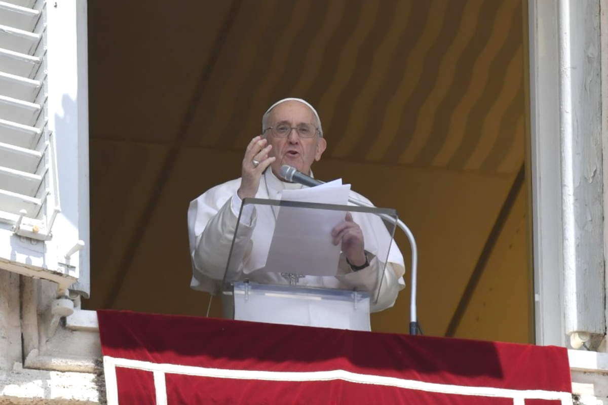 Il Papa torna a parlare ai fedeli da piazza San Pietro dopo l'intervento chirurgico della scorsa settimana
