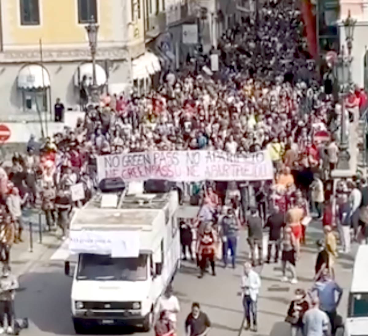 A Trieste erano in migliaia i manifestanti che hanno urlato il loro no al Green Pass