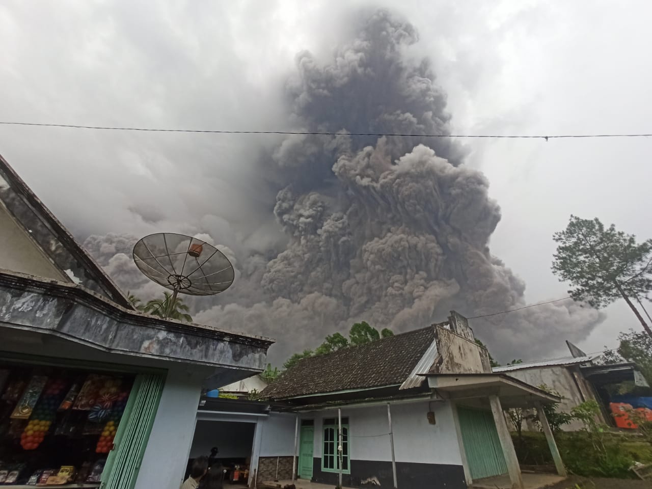 Indonesia, nuova eruzione del Vulcano Semeru