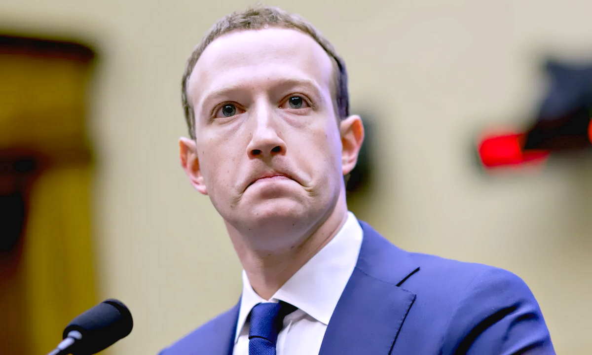 Facebook: dopo 18 anni gli utenti giornalieri diminuiscono e il titolo crolla del 20%