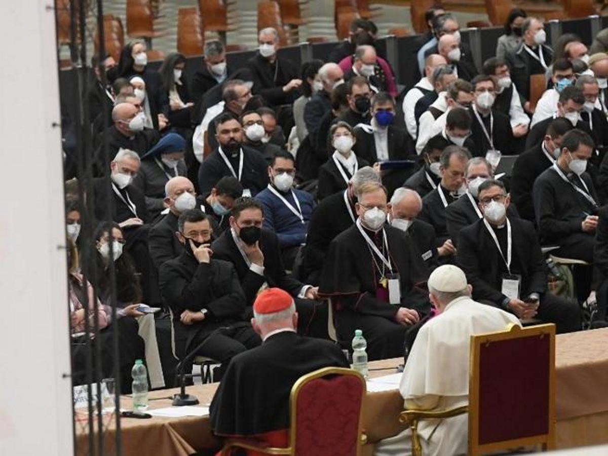 Il monsignore francese sospeso da ogni incarico pastorale per abusi sessuali presente al convegno sul sacerdozio in Vaticano: ma qui è tabù parlare dei preti sposati