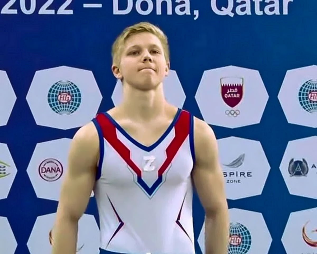 Ginnastica, a Doha un atleta russo va sul podio con una Z sul petto
