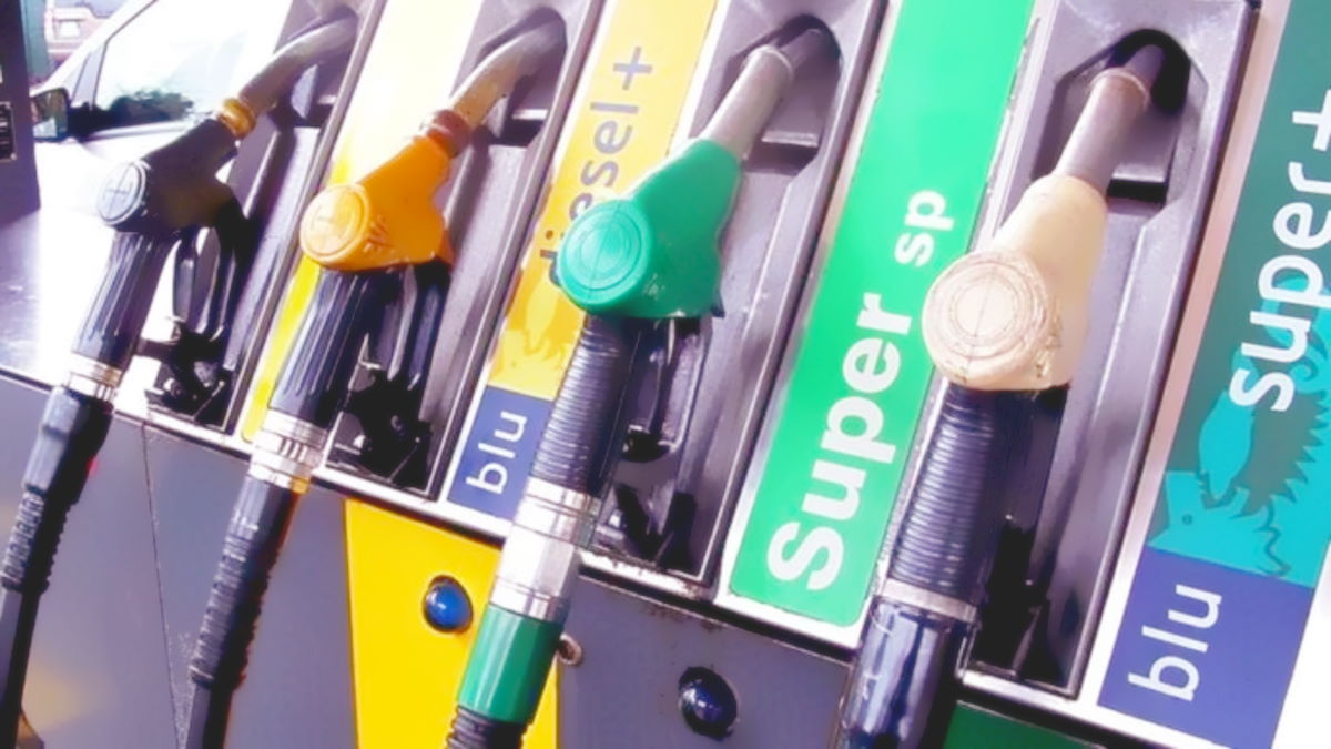La benzina supera i 2 euro al litro