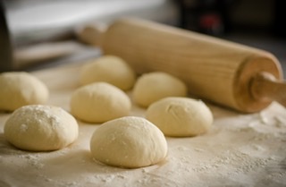 Come fare focaccia fatta in casa semplice e leggera