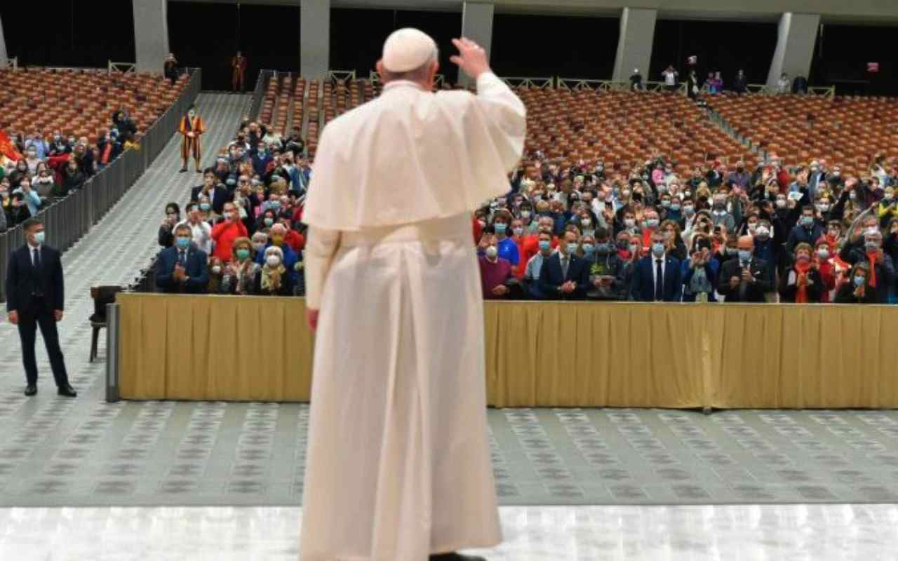Non toccate le rughe: le parole del Papa contro i ritocchi estetici