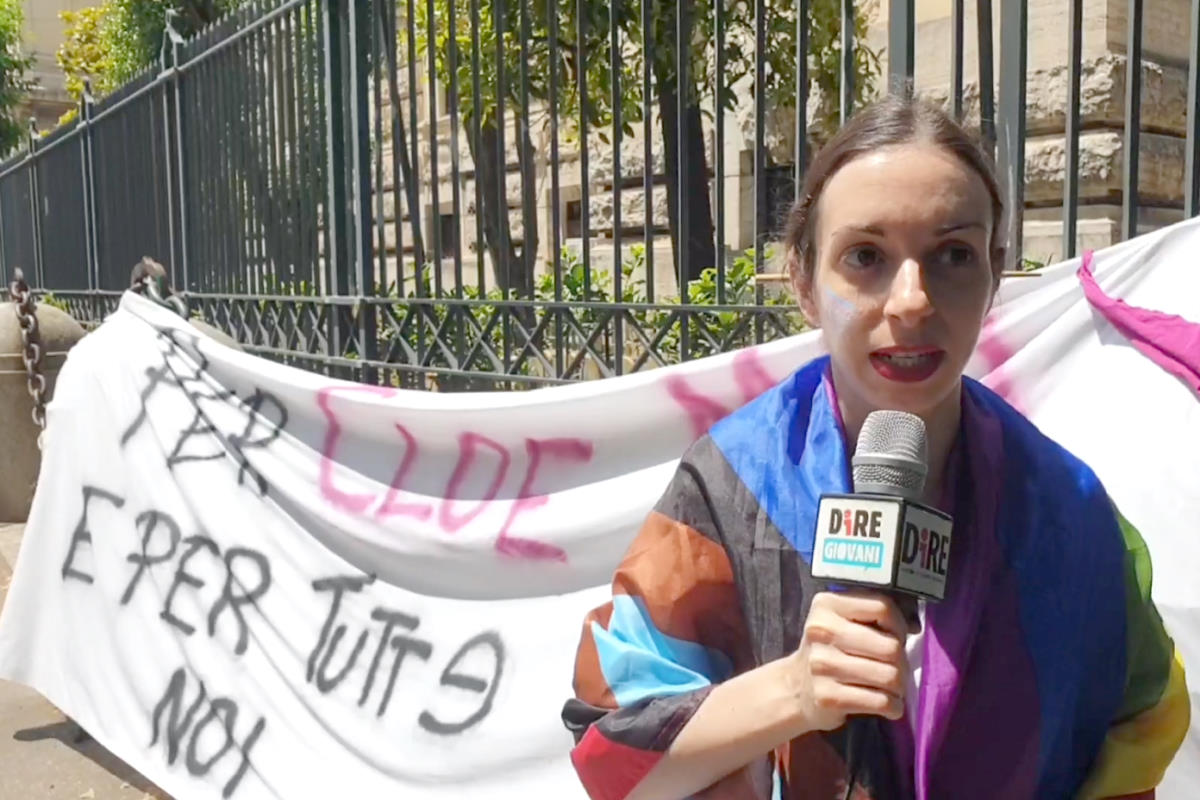 La manifestazione a sostegno di Cloe Bianco davanti alla sede del Miur