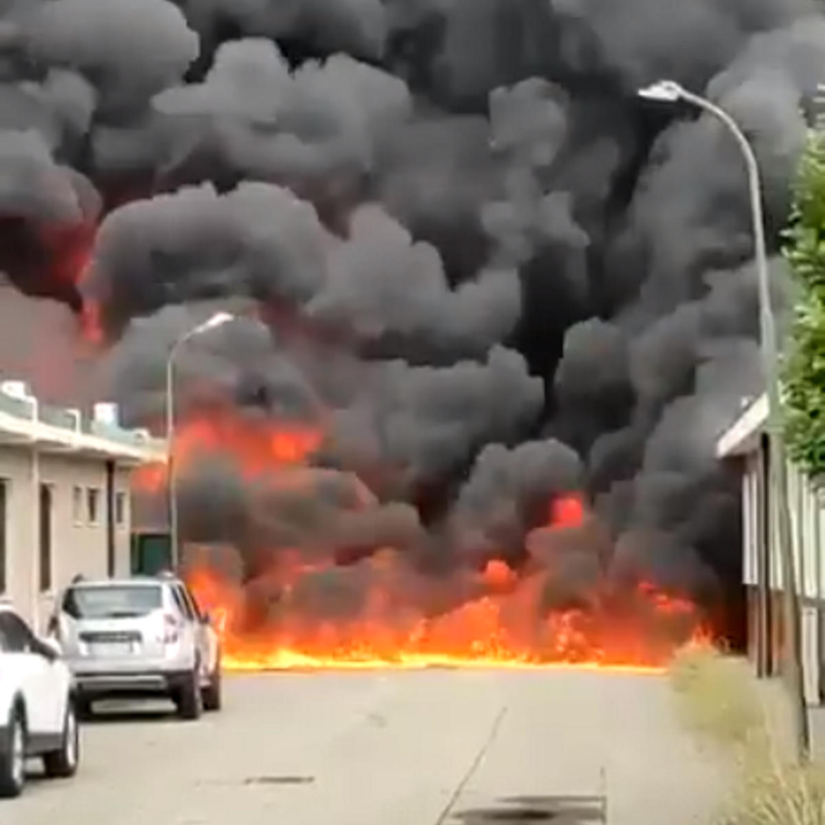 Impressionanti le immagini dell'incendio alla Nitrolchimica di San Giuliano Milanese. L'Arpa monitora la situazione