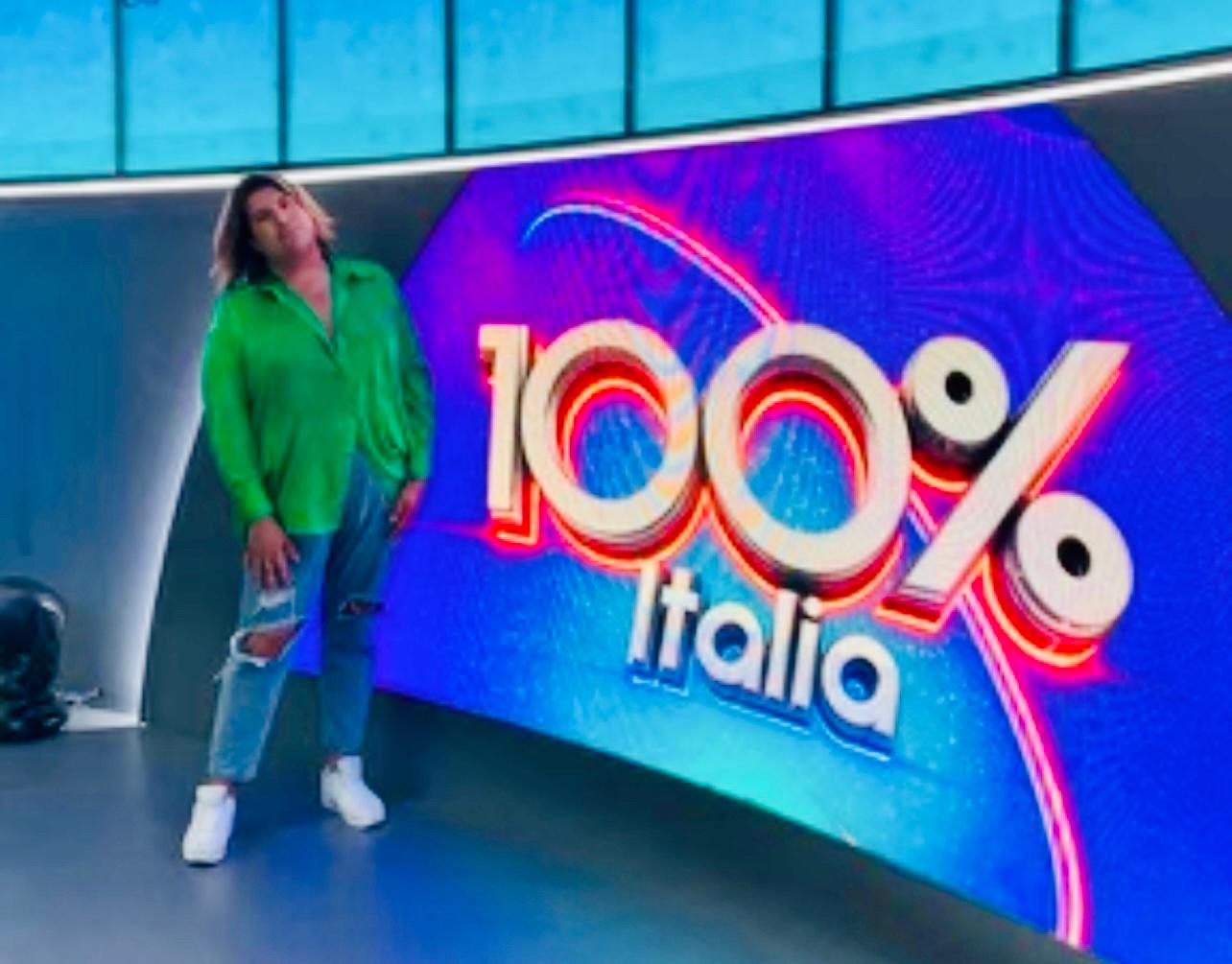l ventottenne Dennis Scuderi è nel cast di 100% Italia, il nuovo game show condotto da Nicola Savino.