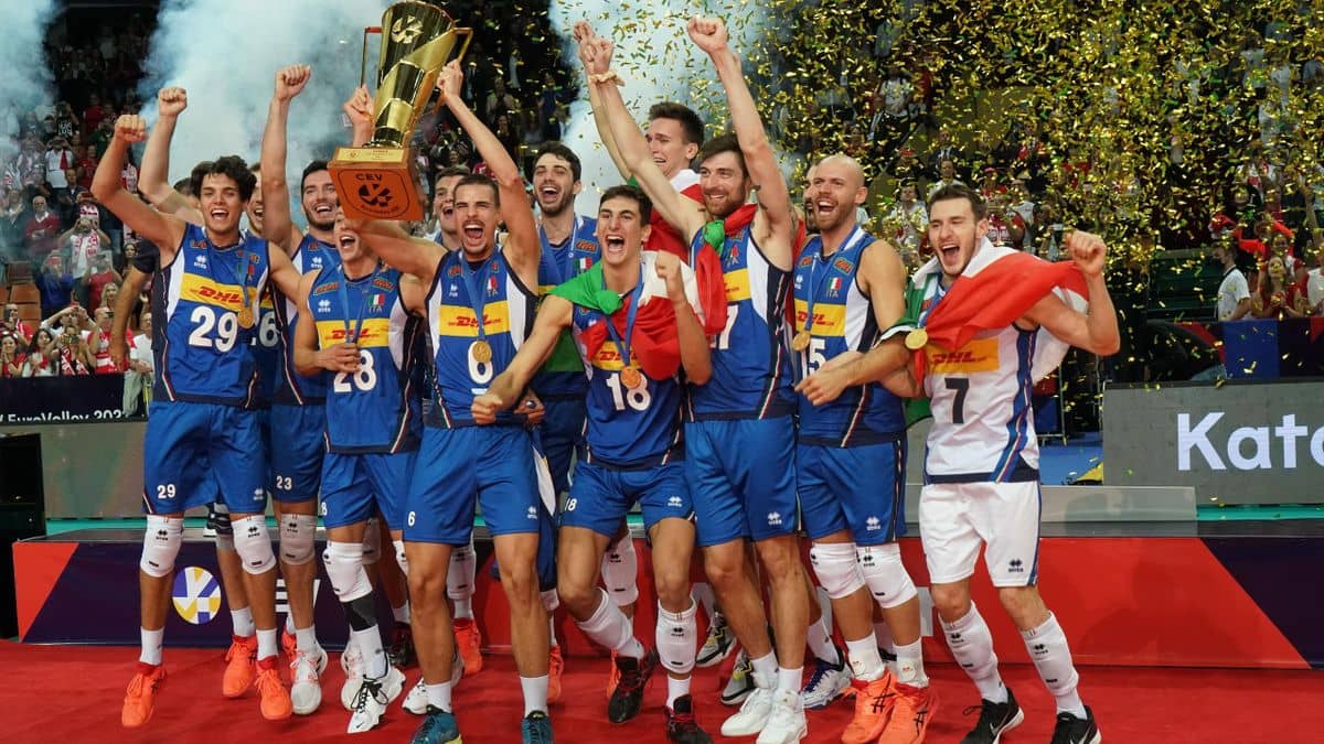 Italvolley campione del mondo, l'Italbasket elimina la Serbia, per una domenica tinta d'azzurro