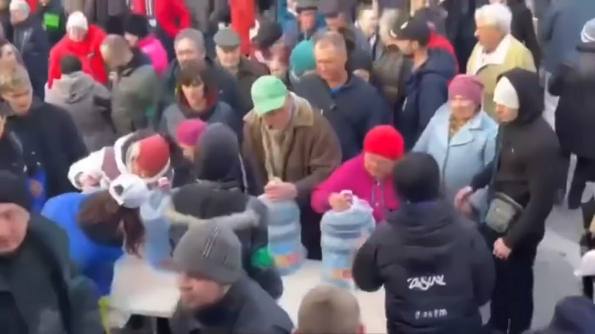 Save the Children: a Kherson, dove vivono più di 165.000 persone, gli ucraini raccolgono acqua dalle pozzanghere
