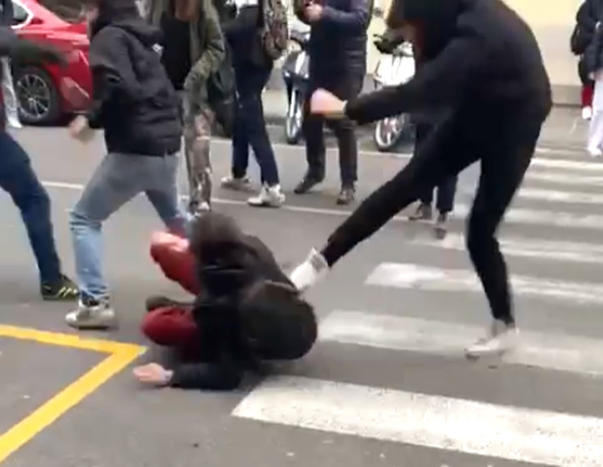 A Firenze dei liceali picchiati all'ingresso della loro scuola. Nardella: aggressione fascista