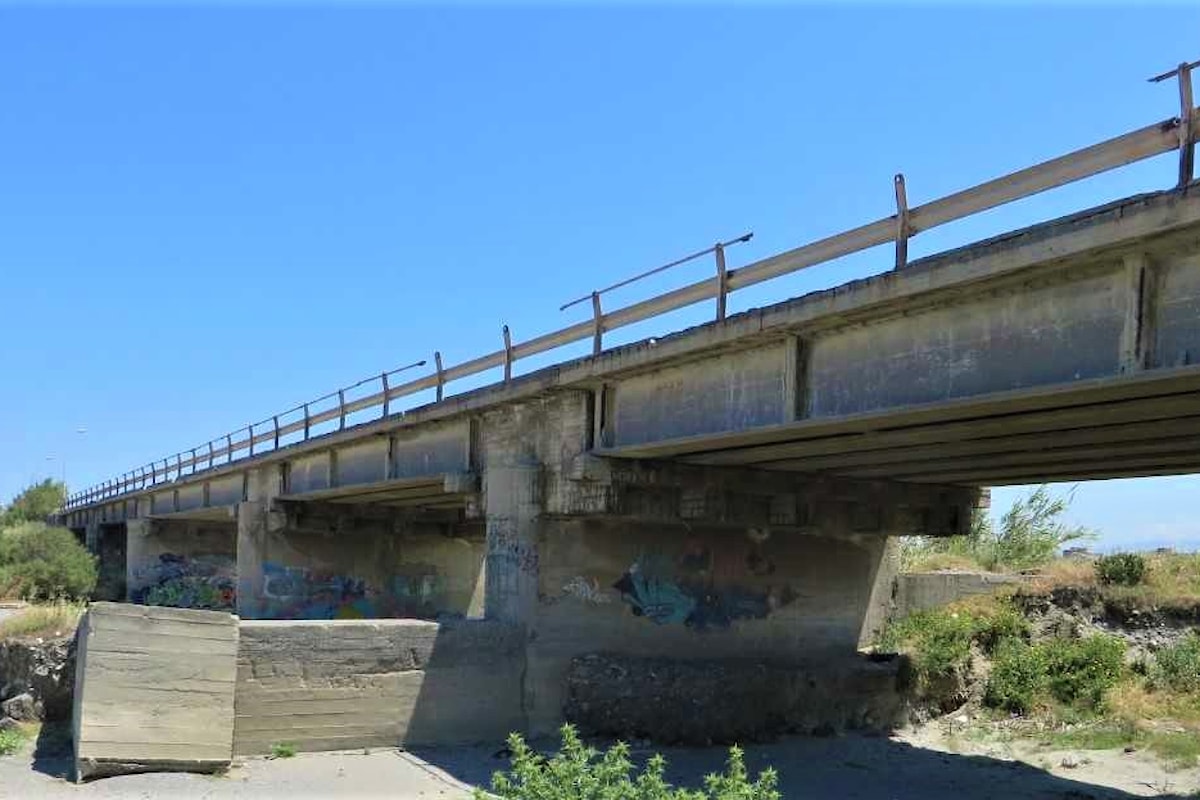 Milazzo (ME) - Sospesa la chiusura del ponte sul torrente Mela dopo protesta dei Sindaci di Milazzo e Barcellona
