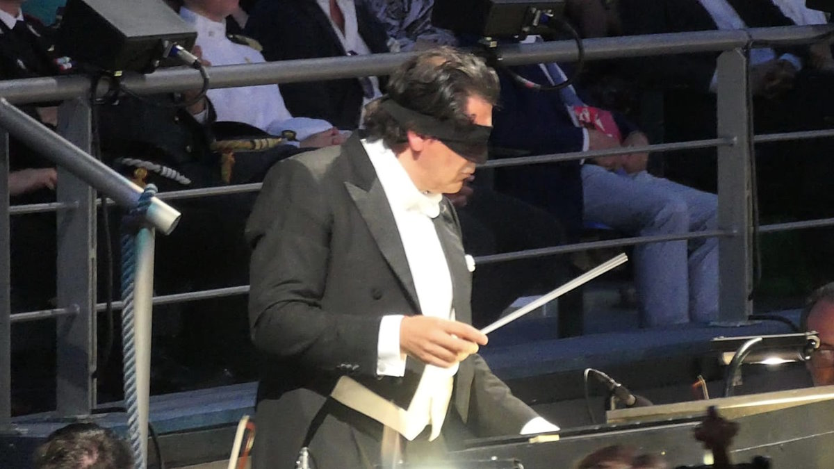 Alberto Veronesi: la controversa direzione bendata della Bohème al 70° Festival Puccini a Torre del Lago
