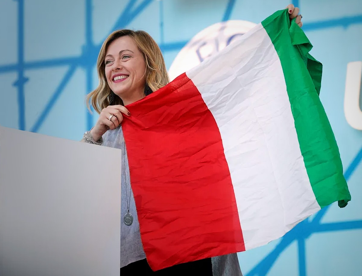 La patriota Giorgia Meloni bocciata in patriottismo: non conosce nulla della bandiera italiana