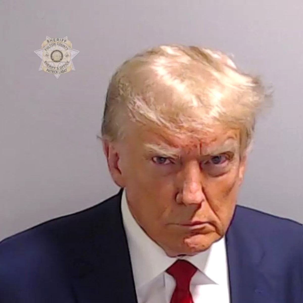 Donald Trump è stato arrestato, schedato e rilasciato su cauzione