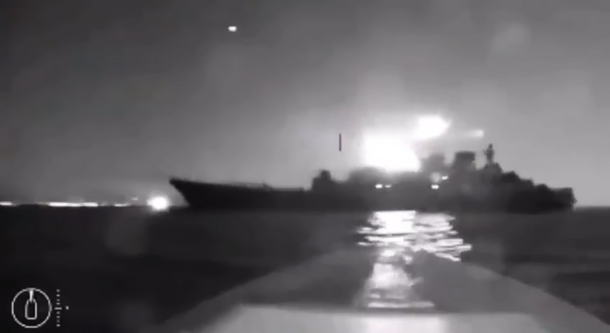 I droni ucraini attaccano via mare il porto di Novorossijsk sul Mar Nero danneggiando gravemente una nave da guerra russa
