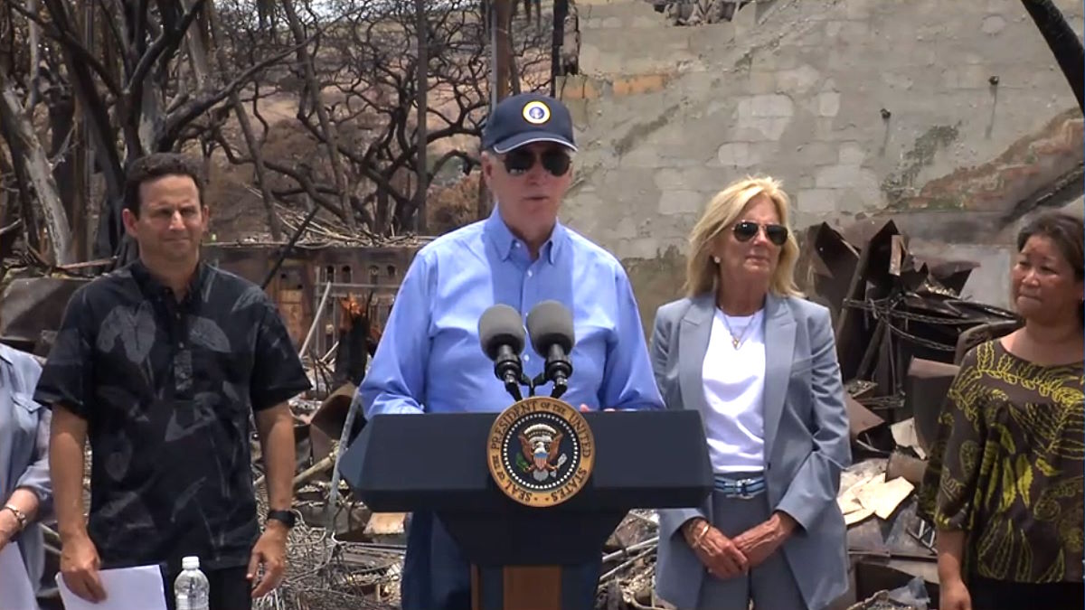 Joe Biden si è recato in visita a Maui promettendo sostegno e ricostruzione alle vittime degli incendi che hanno devastato l'isola