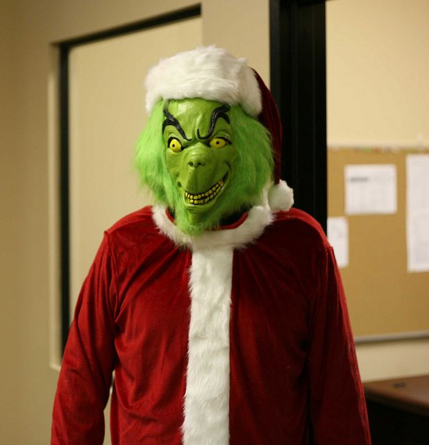 Misterioso individuo vestito da grinch