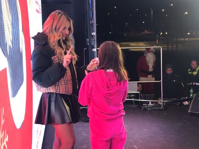 Tutti in posa per un selfie: gli influencer escono dallo smartphone