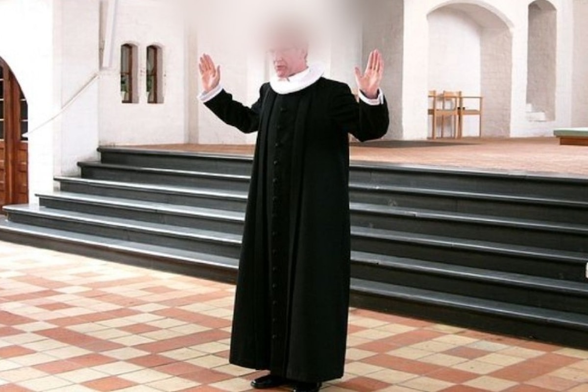 Prete annuncia le dimissioni durante la la messa: “Sto per diventare padre, sono sconvolto”. No alla doppia vita dei preti. Meglio i preti sposati