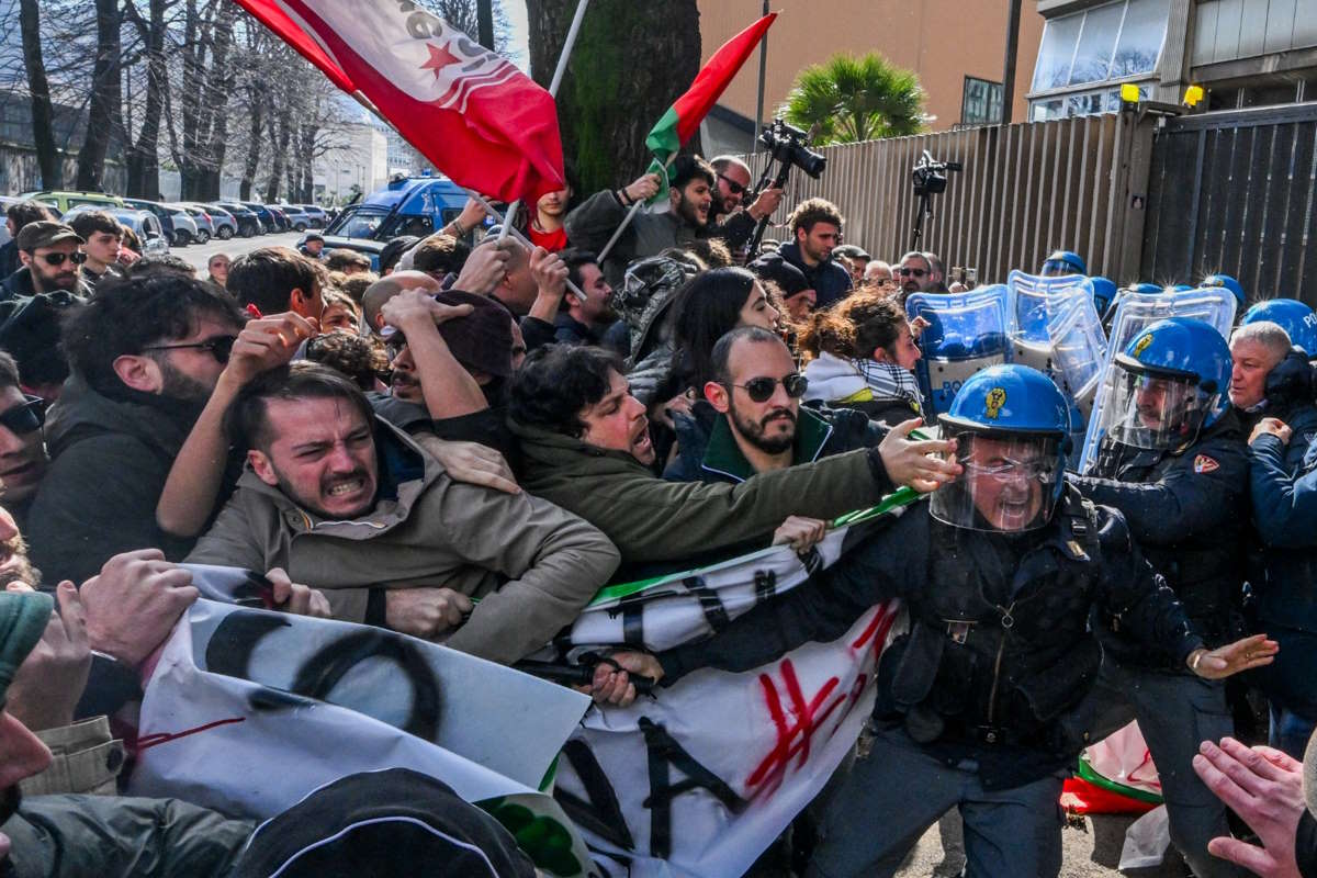 A Napoli la polizia bastona chi denuncia la negazione del genocidio in atto a Gaza