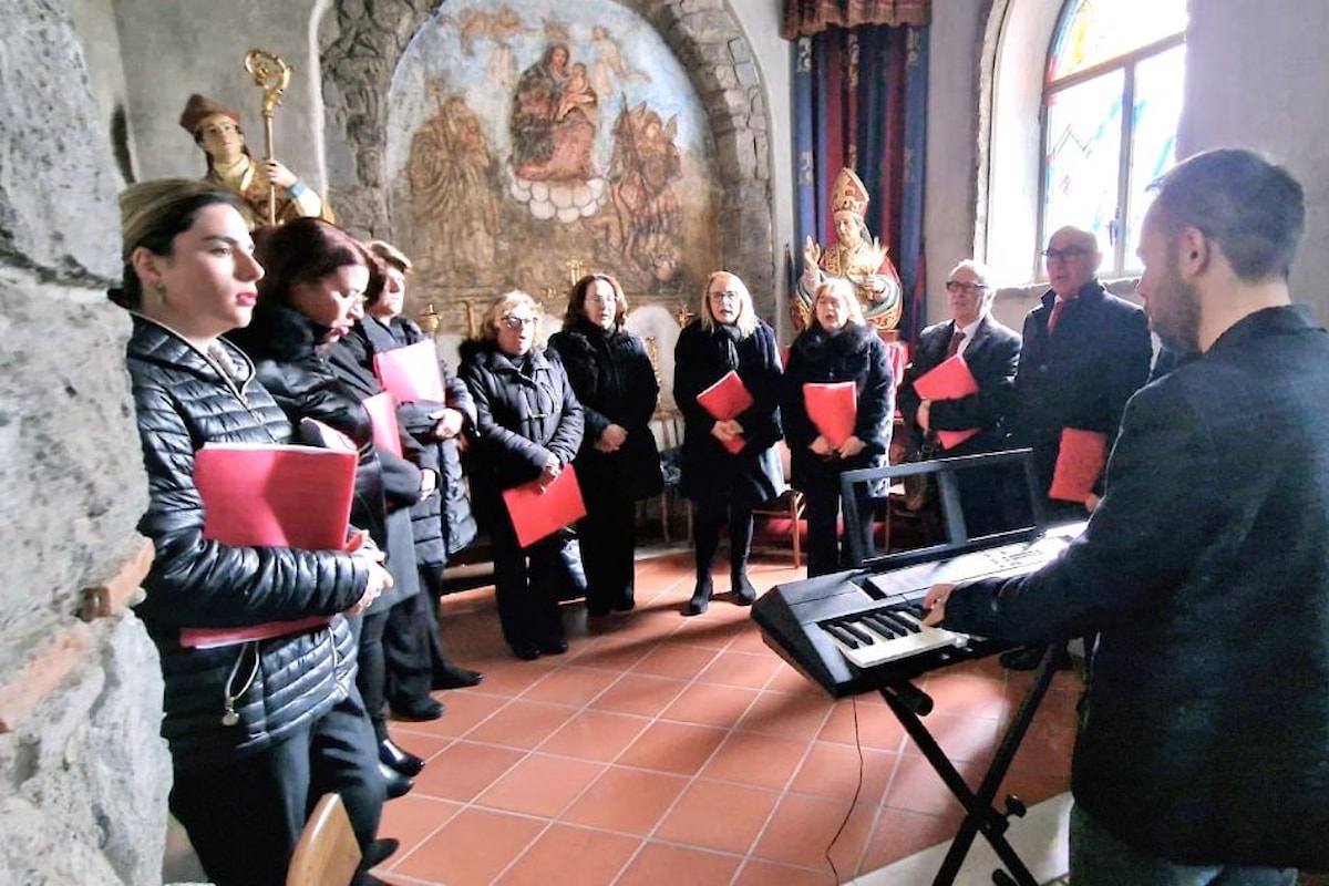 All’Eremo il Coro del M° De Maria incanta i parrocchiani di don Valentino