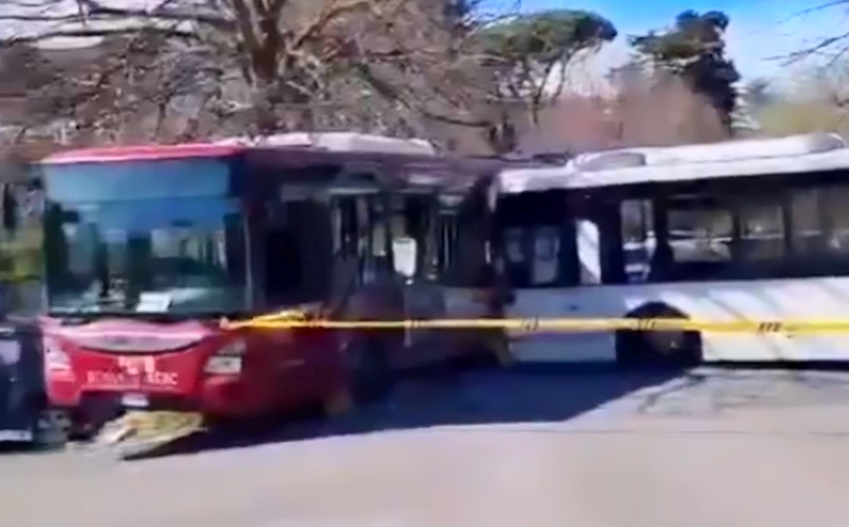 Anche una bimba di pochi mesi tra i feriti in un incidente a Roma che ha coinvolto due bus, uno di Roma Tpl e uno dell'Atac
