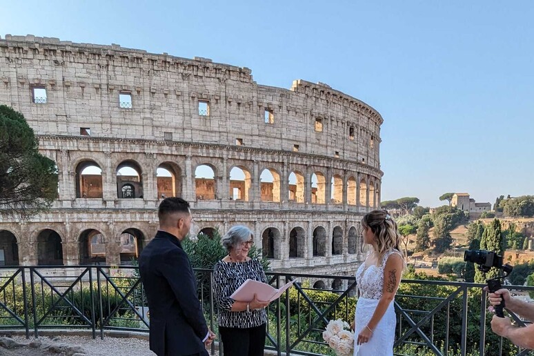 Matrimoni, funerali e altri riti... laici e su misura. E i preti sposati?