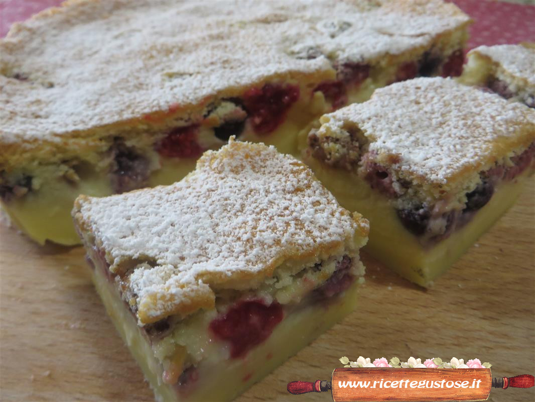 Facile e golosa questa torta magica con frutti di bosco