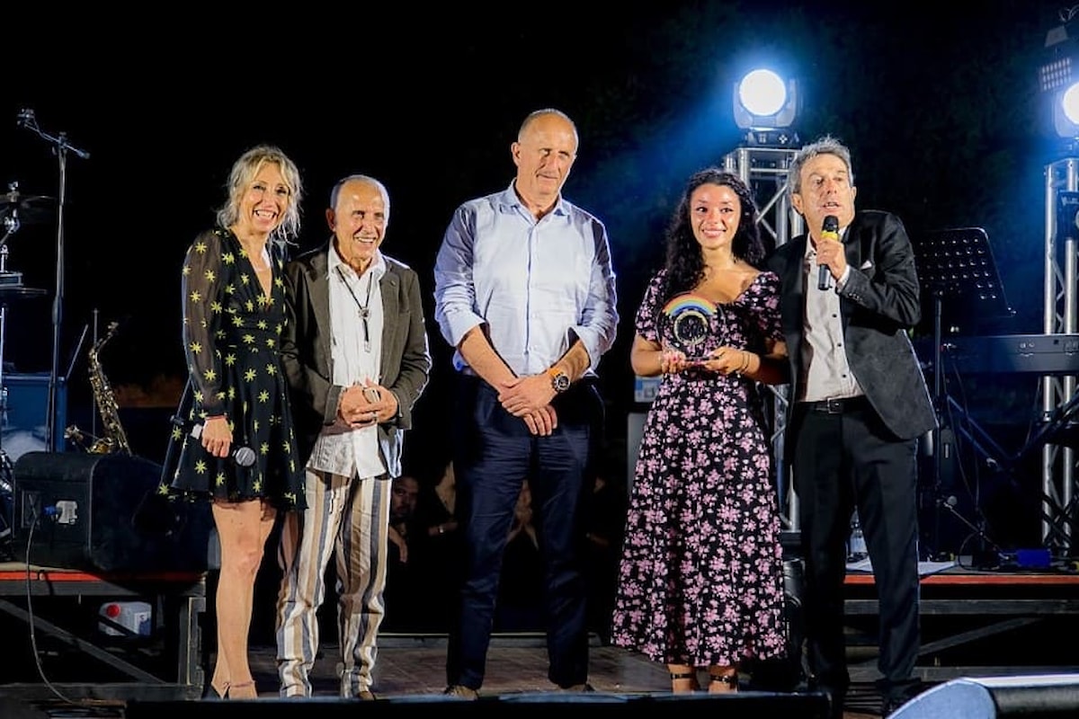 Grande successo per la 2ª edizione del Festival Musica Bella, il festival dedicato a Gianni Bella. La giovane cantante Maria Stella vince i premi Musica Bella.