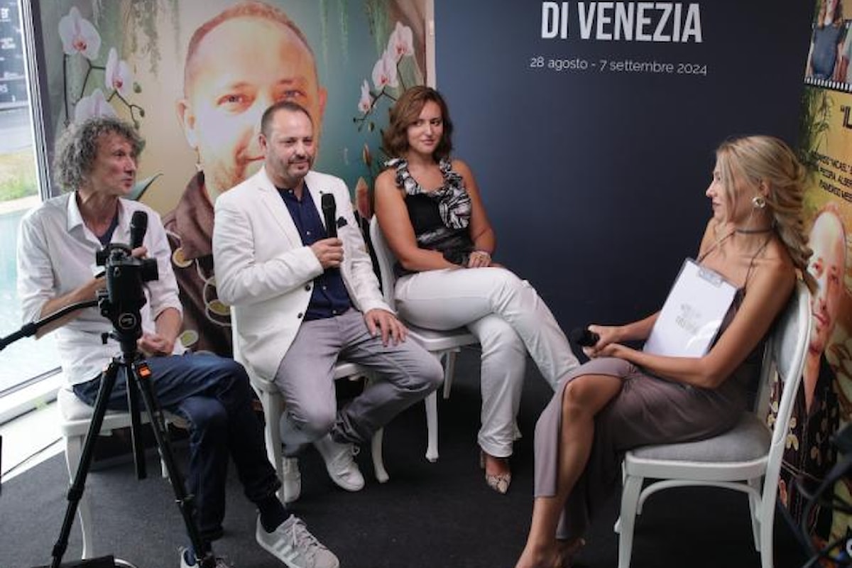 Riccardo Bottin a “IL SALOTTO DELLE CELEBRITÀ” durante la Mostra del Cinema di Venezia: presentato il suo primo cortometraggio “IL SENTIERO DI MAICOL”