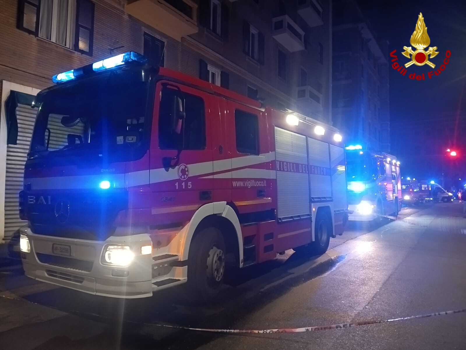 Incendio a Genova-Cornigliano: vigili del fuoco salvano due donne e un bimbo. Le foto