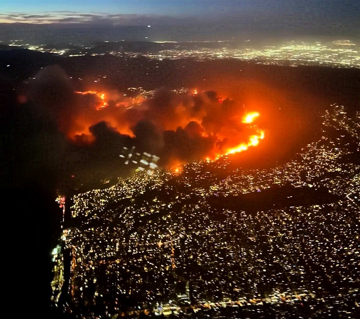 Pacific Palisades in fiamme: è l'incendio più distruttivo nella storia della contea di Los Angeles